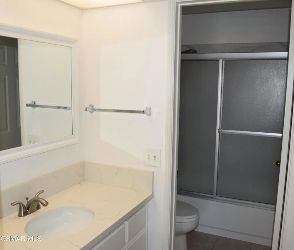 668 Oak Run Trail #106c Oak Park, CA 91377