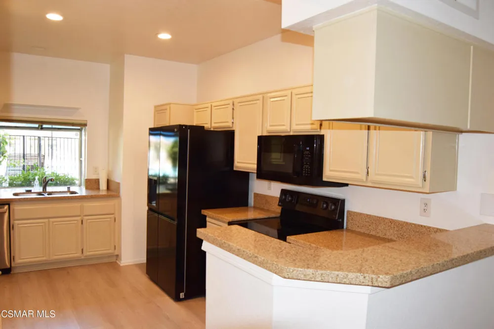668 Oak Run Trail #106c Oak Park, CA 91377