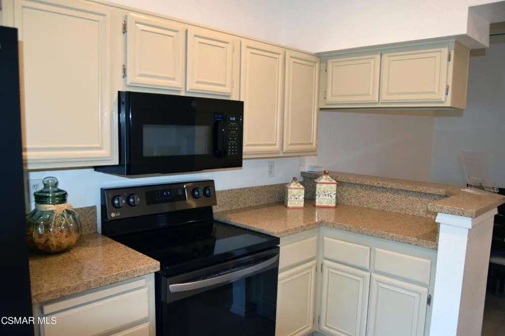 668 Oak Run Trail #106c Oak Park, CA 91377