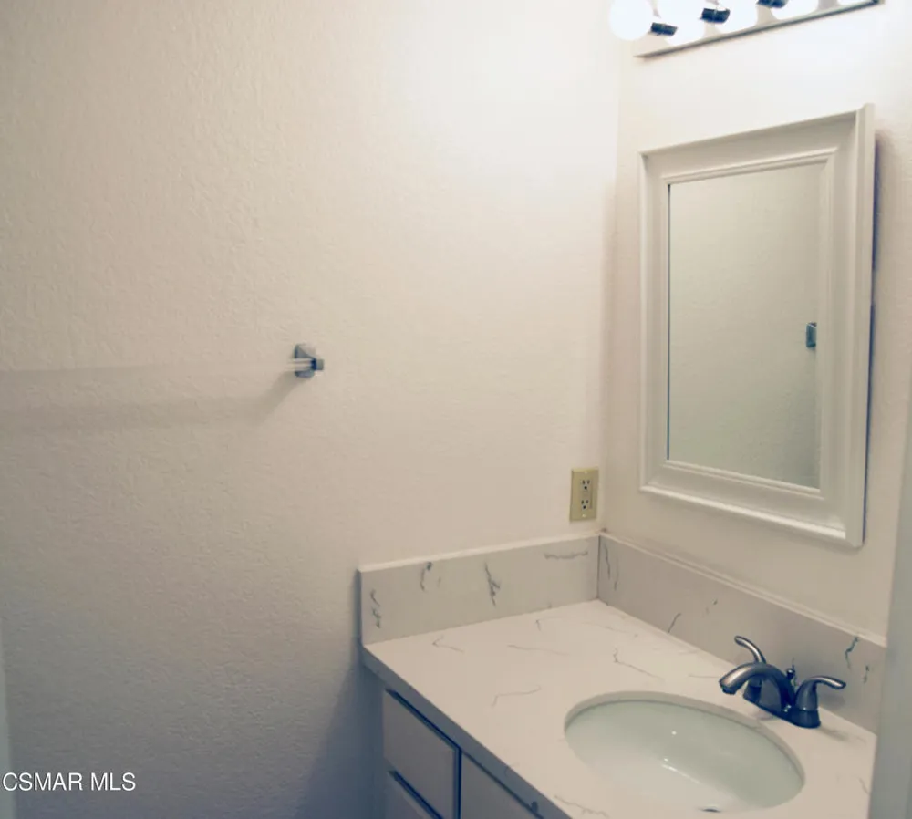 668 Oak Run Trail #106c Oak Park, CA 91377