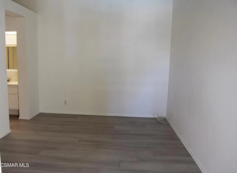 668 Oak Run Trail #106c Oak Park, CA 91377