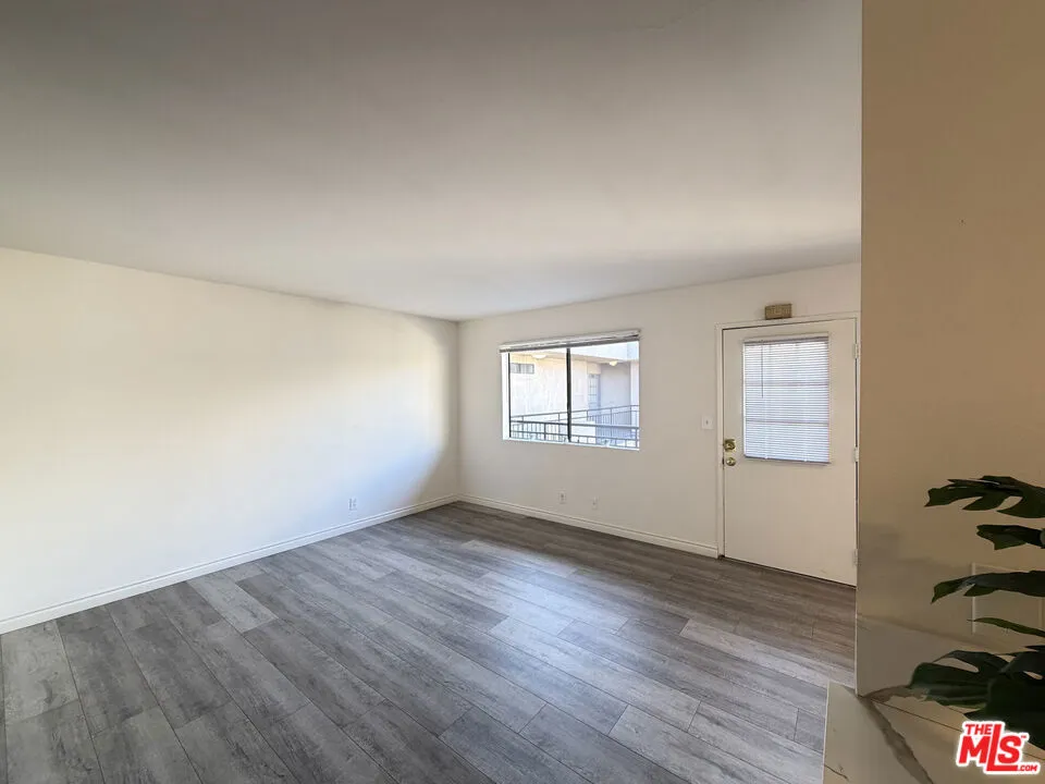 326 S Manhattan Place #210 Los Angeles, CA 90020