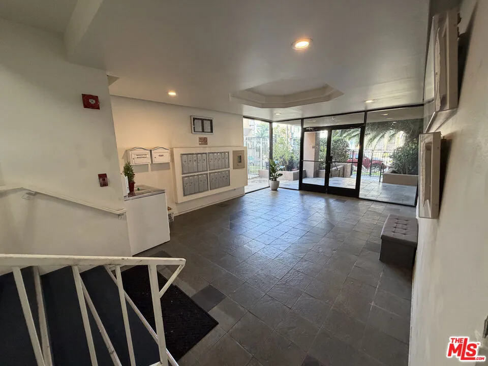326 S Manhattan Place #210 Los Angeles, CA 90020