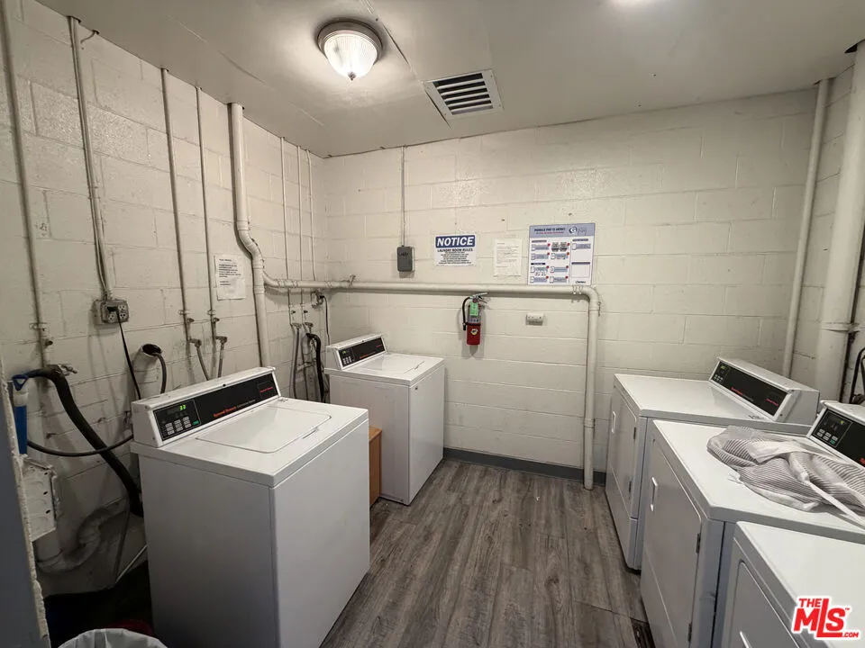 326 S Manhattan Place #210 Los Angeles, CA 90020