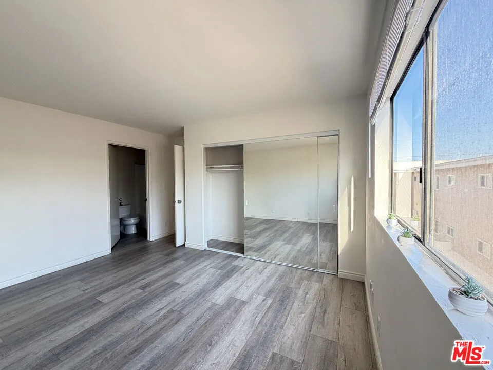 326 S Manhattan Place #210 Los Angeles, CA 90020