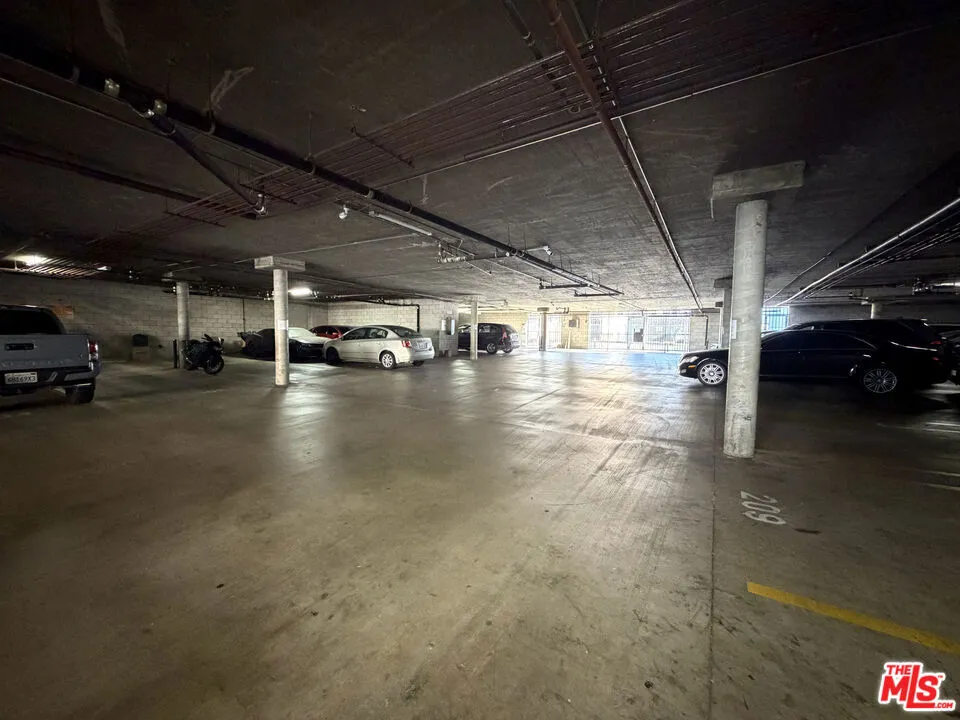 326 S Manhattan Place #210 Los Angeles, CA 90020