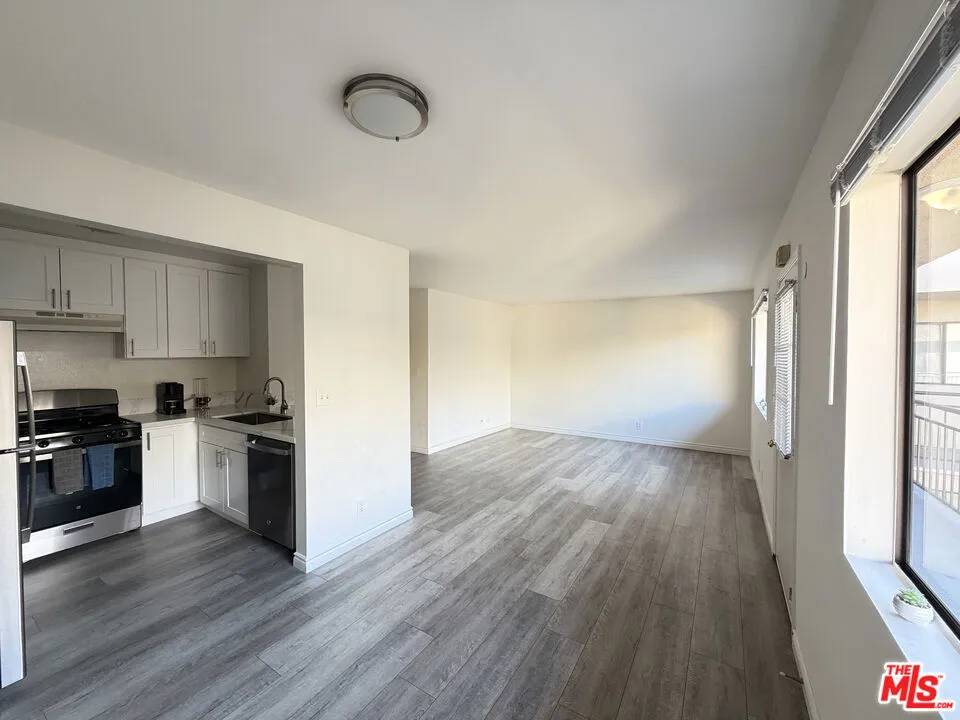 326 S Manhattan Place #210 Los Angeles, CA 90020