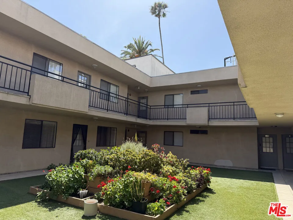 326 S Manhattan Place #210 Los Angeles, CA 90020