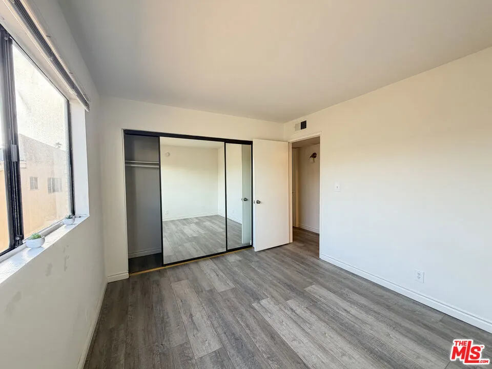 326 S Manhattan Place #210 Los Angeles, CA 90020