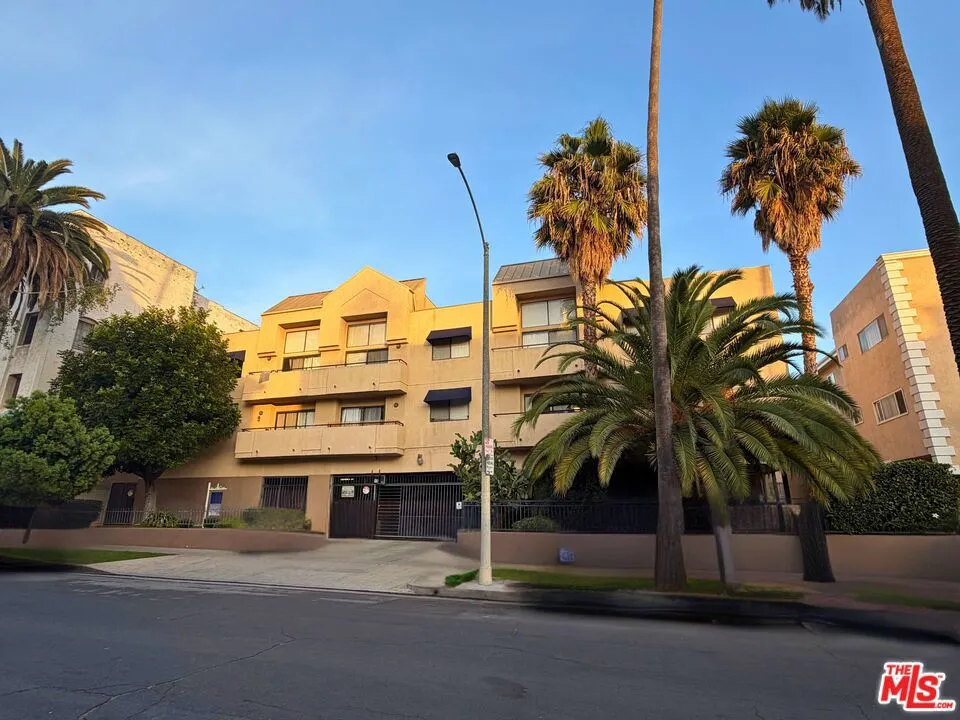 326 S Manhattan Place #210 Los Angeles, CA 90020