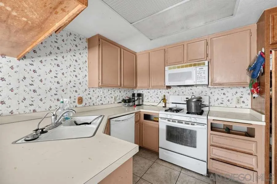 1382 Trenton #5 San Jacinto, CA 92583
