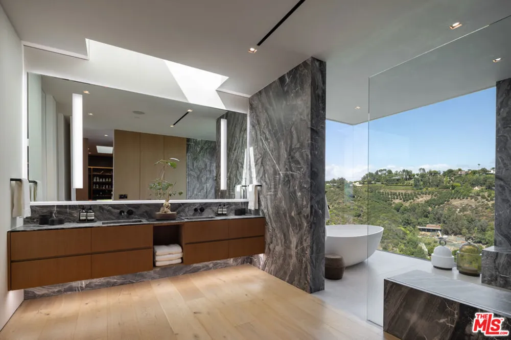 10733 Stradella Court Los Angeles, CA 90077