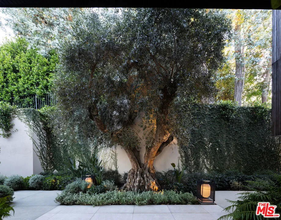 10733 Stradella Court Los Angeles, CA 90077