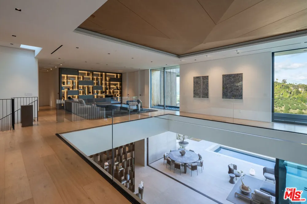 10733 Stradella Court Los Angeles, CA 90077