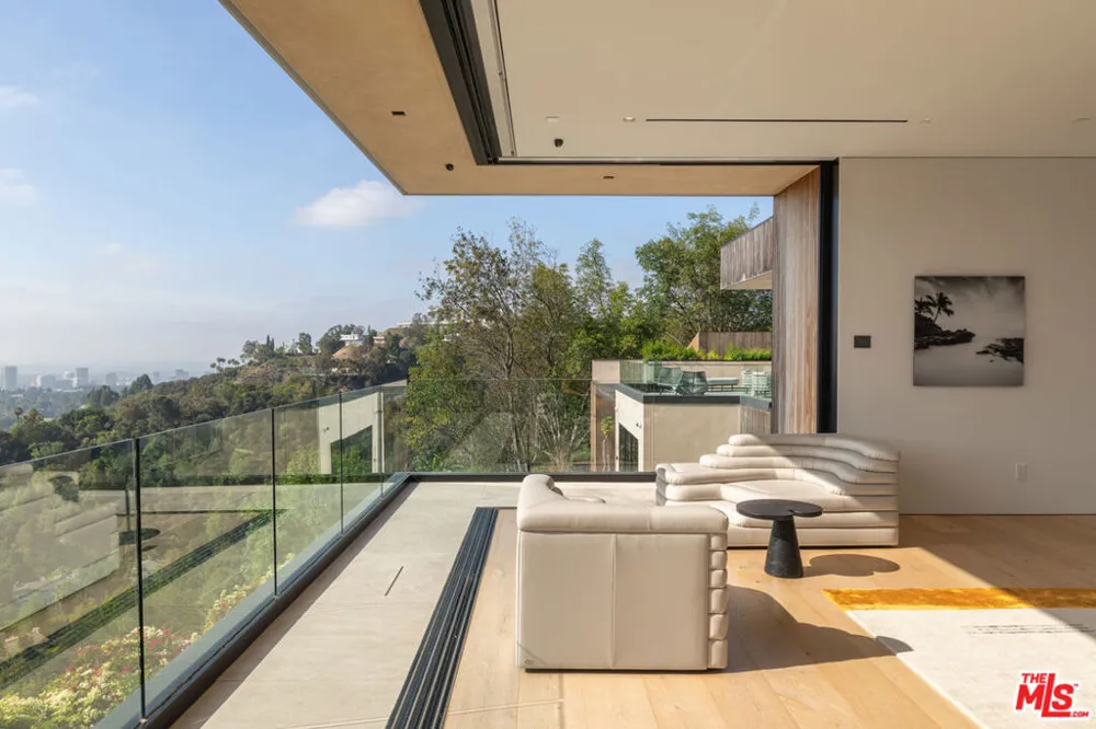 10733 Stradella Court Los Angeles, CA 90077