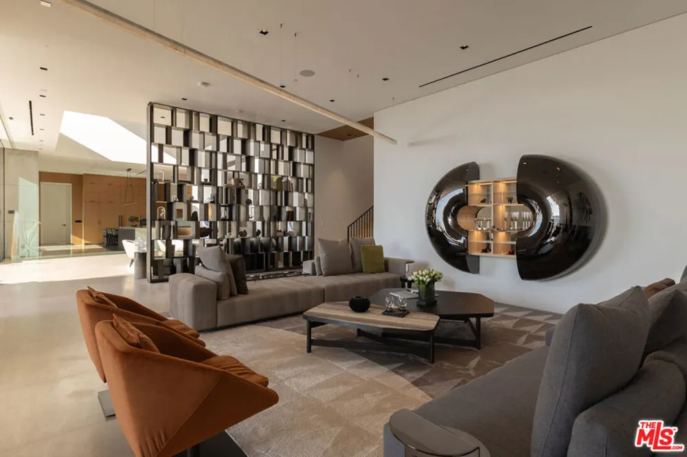 10733 Stradella Court Los Angeles, CA 90077