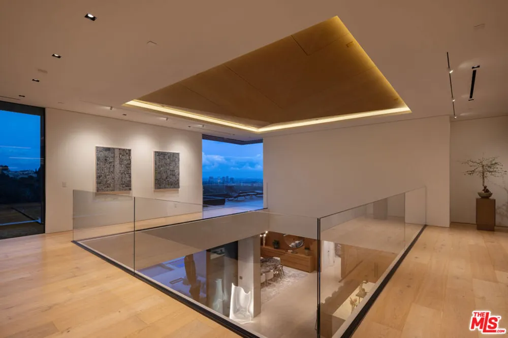 10733 Stradella Court Los Angeles, CA 90077
