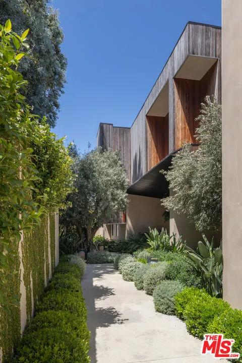 10733 Stradella Court Los Angeles, CA 90077