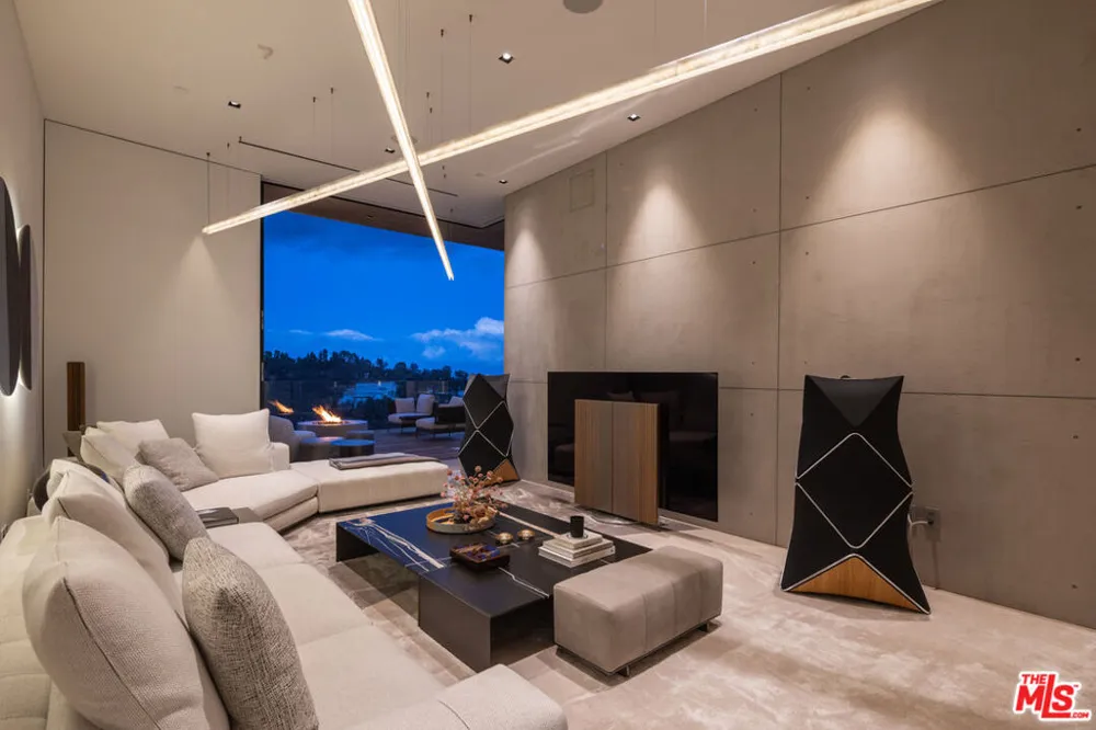 10733 Stradella Court Los Angeles, CA 90077