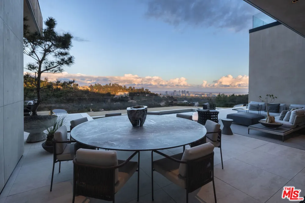 10733 Stradella Court Los Angeles, CA 90077