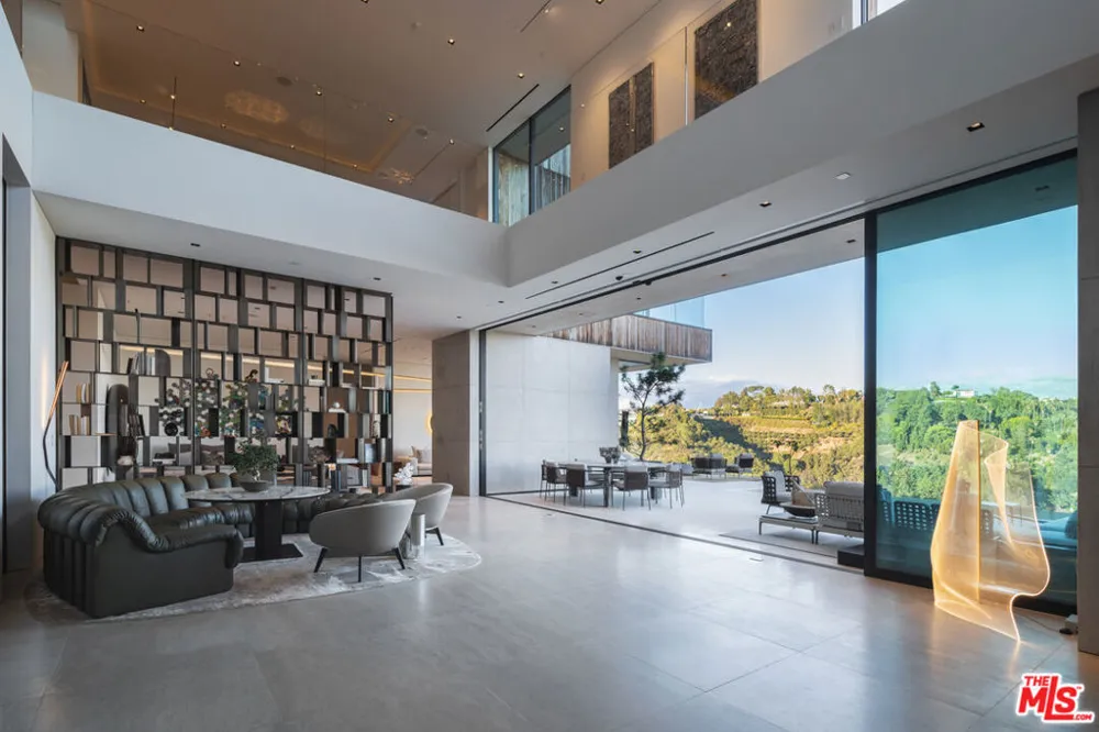 10733 Stradella Court Los Angeles, CA 90077