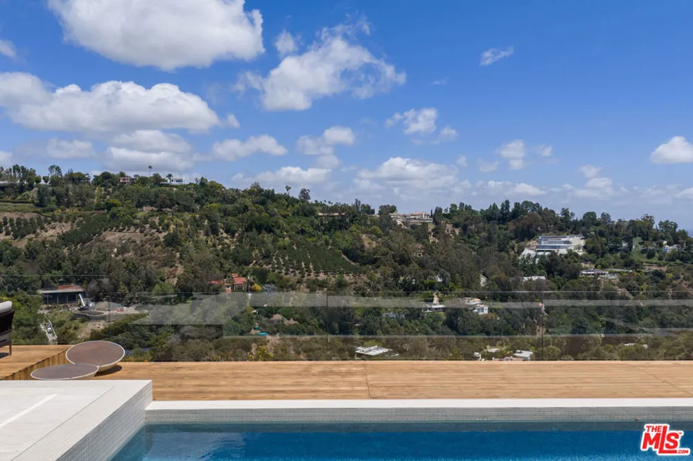 10733 Stradella Court Los Angeles, CA 90077