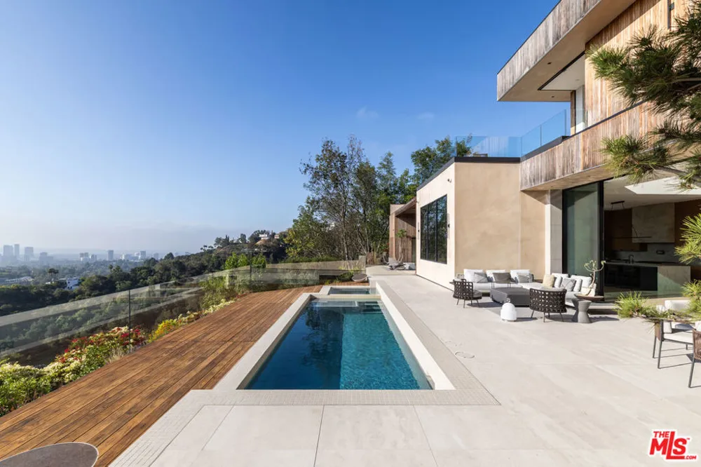 10733 Stradella Court Los Angeles, CA 90077