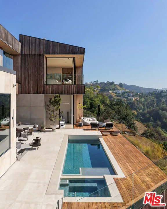 10733 Stradella Court Los Angeles, CA 90077