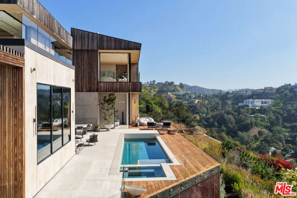 10733 Stradella Court Los Angeles, CA 90077