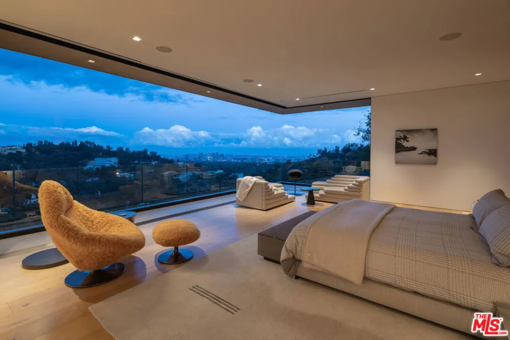10733 Stradella Court Los Angeles, CA 90077