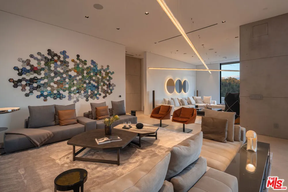 10733 Stradella Court Los Angeles, CA 90077