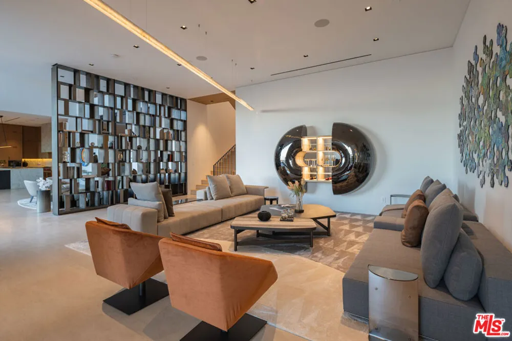 10733 Stradella Court Los Angeles, CA 90077