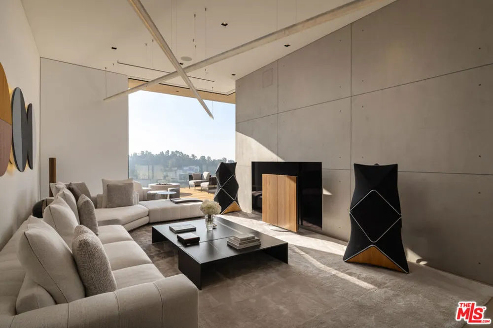 10733 Stradella Court Los Angeles, CA 90077