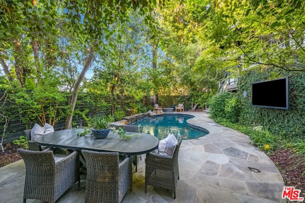 14633 Valley Vista Boulevard Los Angeles, CA 91403