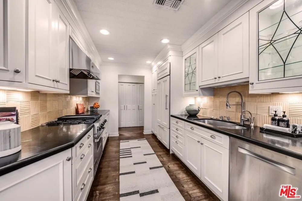 14633 Valley Vista Boulevard Los Angeles, CA 91403