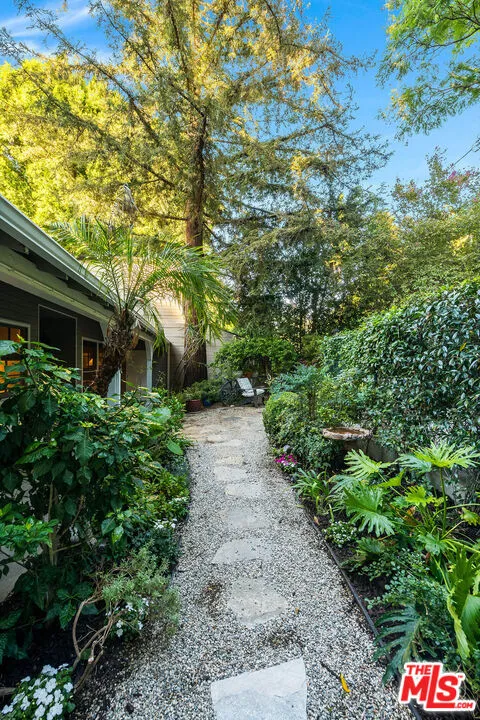 14633 Valley Vista Boulevard Los Angeles, CA 91403
