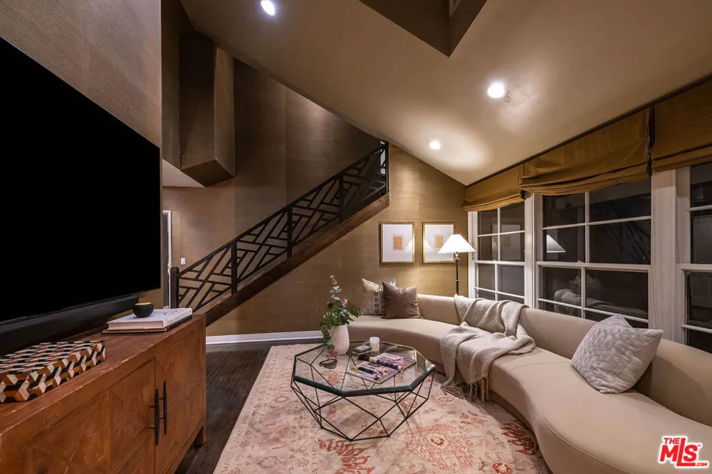 14633 Valley Vista Boulevard Los Angeles, CA 91403