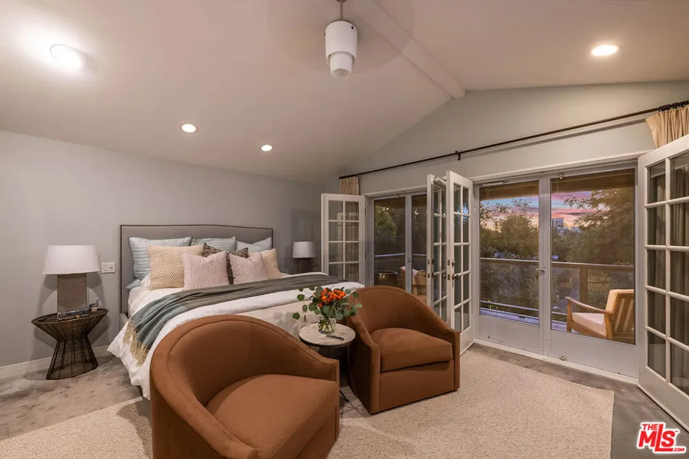 14633 Valley Vista Boulevard Los Angeles, CA 91403