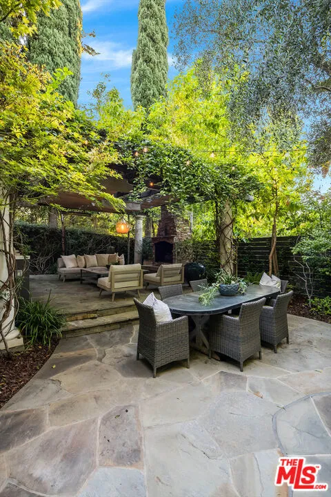 14633 Valley Vista Boulevard Los Angeles, CA 91403