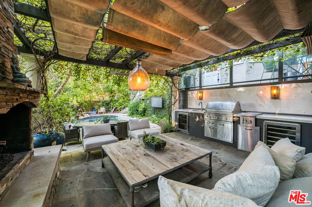 14633 Valley Vista Boulevard Los Angeles, CA 91403