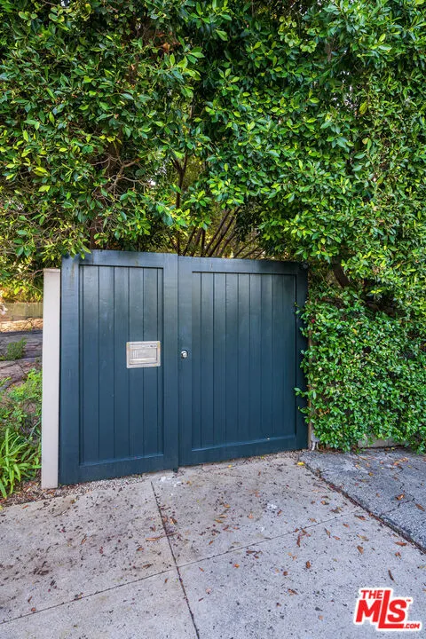 14633 Valley Vista Boulevard Los Angeles, CA 91403