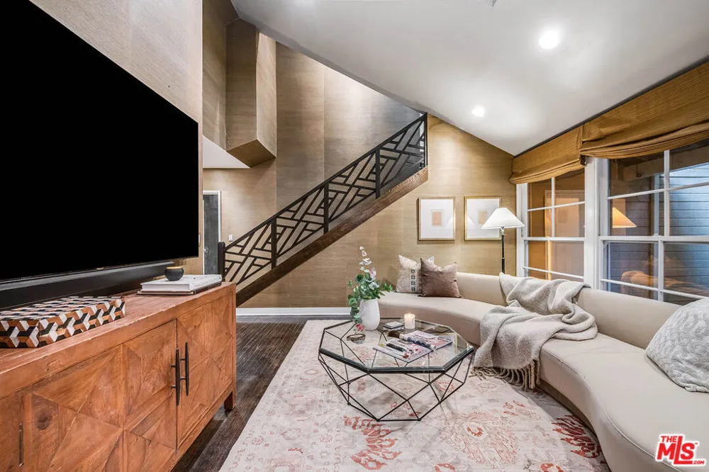 14633 Valley Vista Boulevard Los Angeles, CA 91403