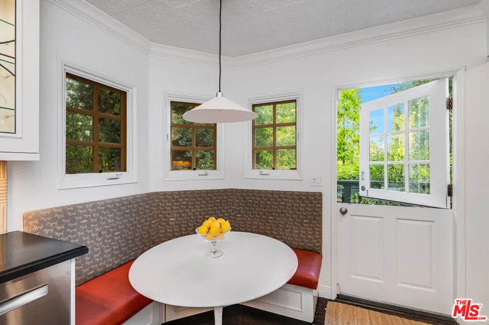 14633 Valley Vista Boulevard Los Angeles, CA 91403