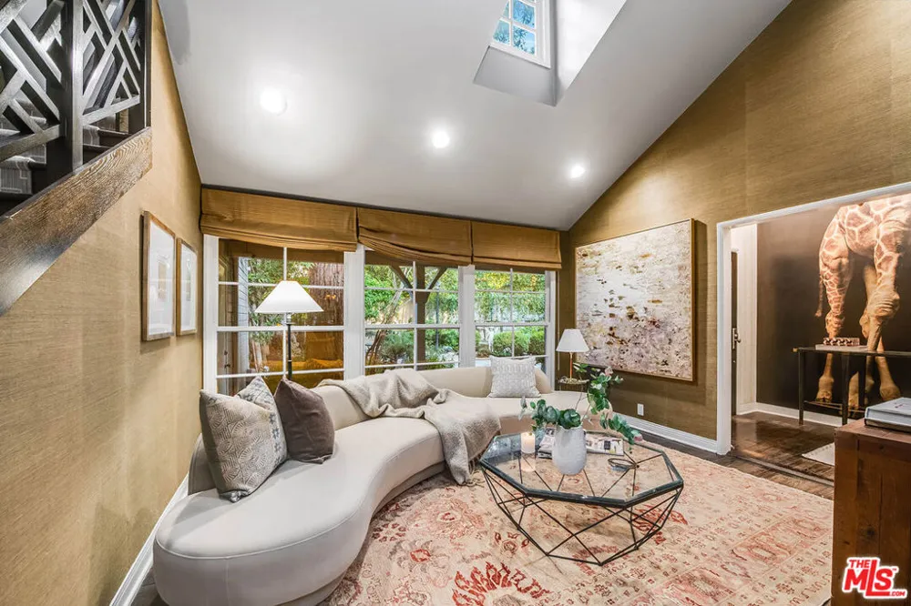 14633 Valley Vista Boulevard Los Angeles, CA 91403
