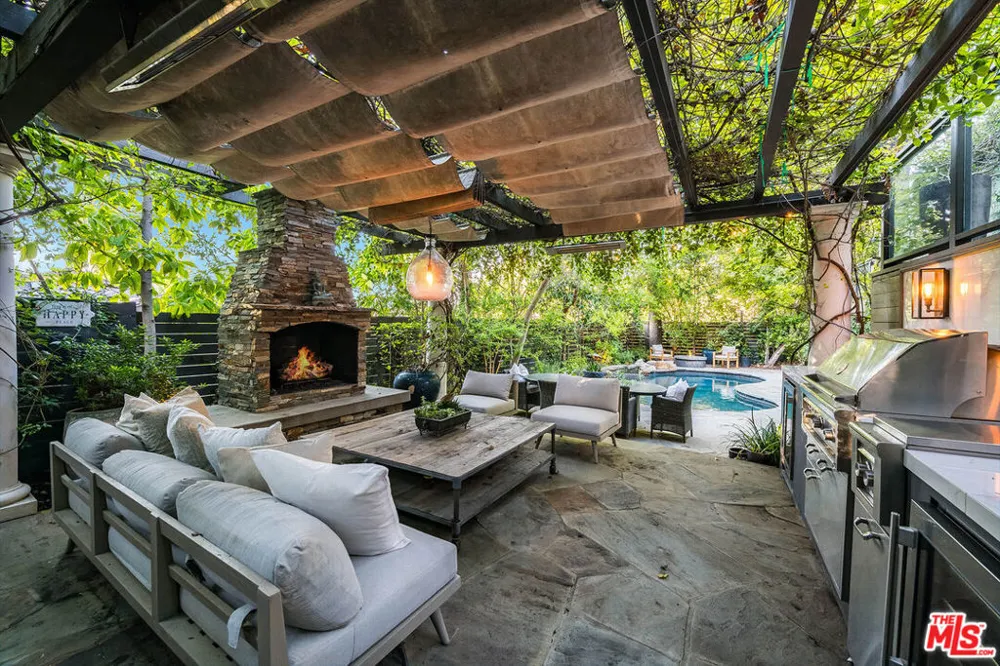 14633 Valley Vista Boulevard Los Angeles, CA 91403