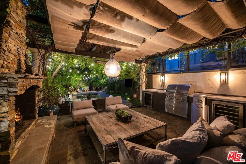 14633 Valley Vista Boulevard Los Angeles, CA 91403