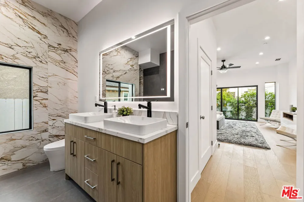 1170 S Lucerne Boulevard Los Angeles, CA 90019