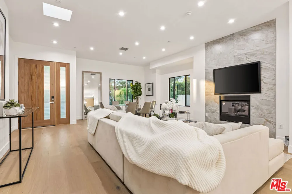 1170 S Lucerne Boulevard Los Angeles, CA 90019
