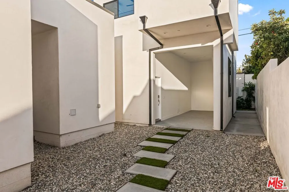 1170 S Lucerne Boulevard Los Angeles, CA 90019