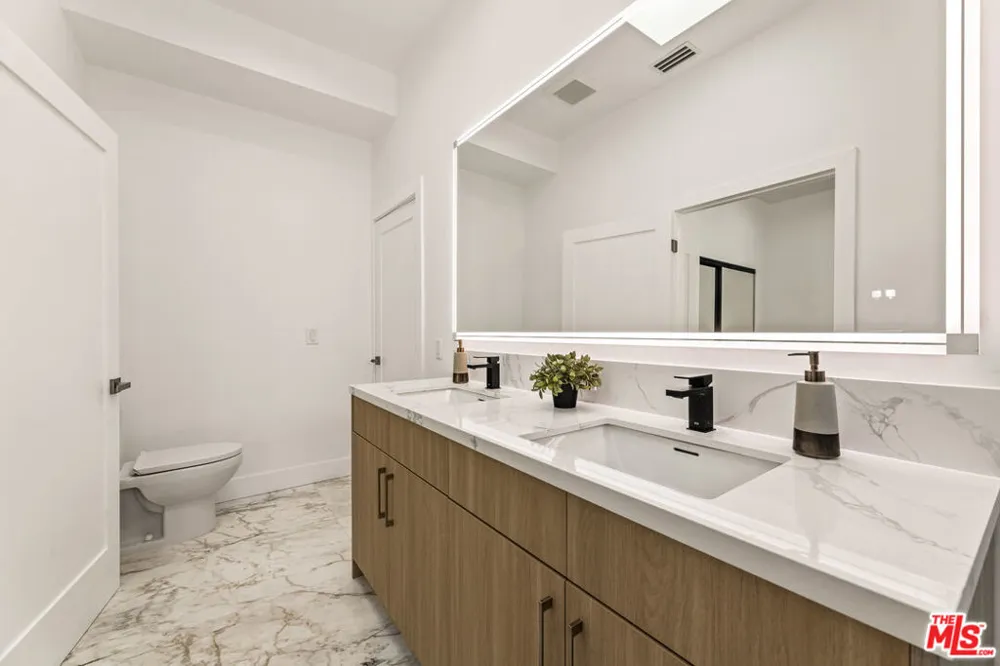 1170 S Lucerne Boulevard Los Angeles, CA 90019